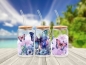 Preview: Drei 16 oz Glasbecher mit Bambusdeckel und Glastrinkhalm, dekoriert mit farbenfrohen Schmetterlings- und Blumenmotiven in Blau-, Lila- und Rosatönen. Die Becher stehen auf einem Holztisch vor einem Hintergrund mit Strand und Palmen, was ein Gefühl von Som
